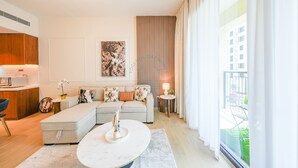 Apartamento Deluxe | Zona de estar | Smart TV de 65 pulgadas con canales por cable