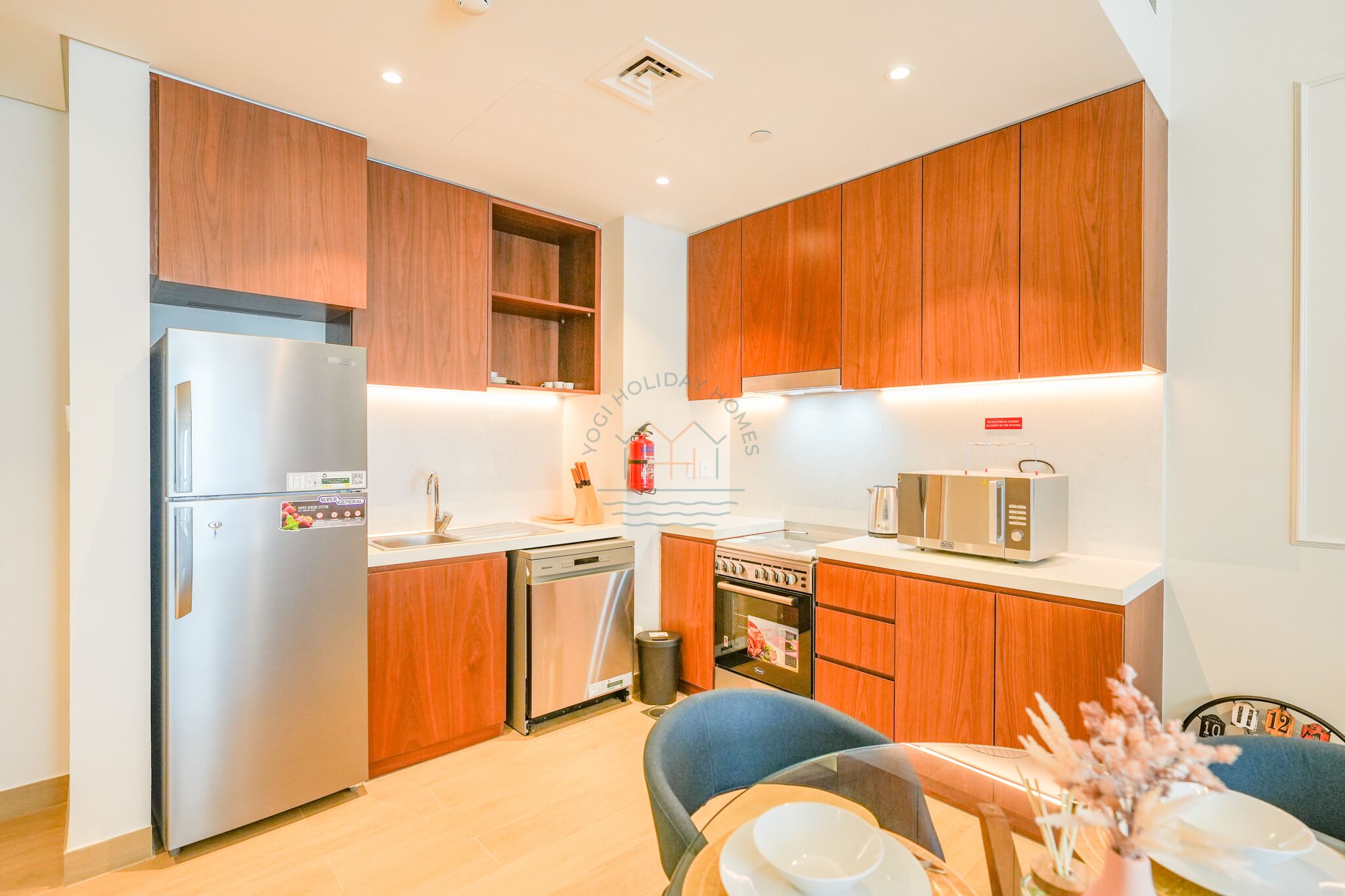 Deluxe Apartment | Private kitchen | Fridge, microwave, oven, stovetop