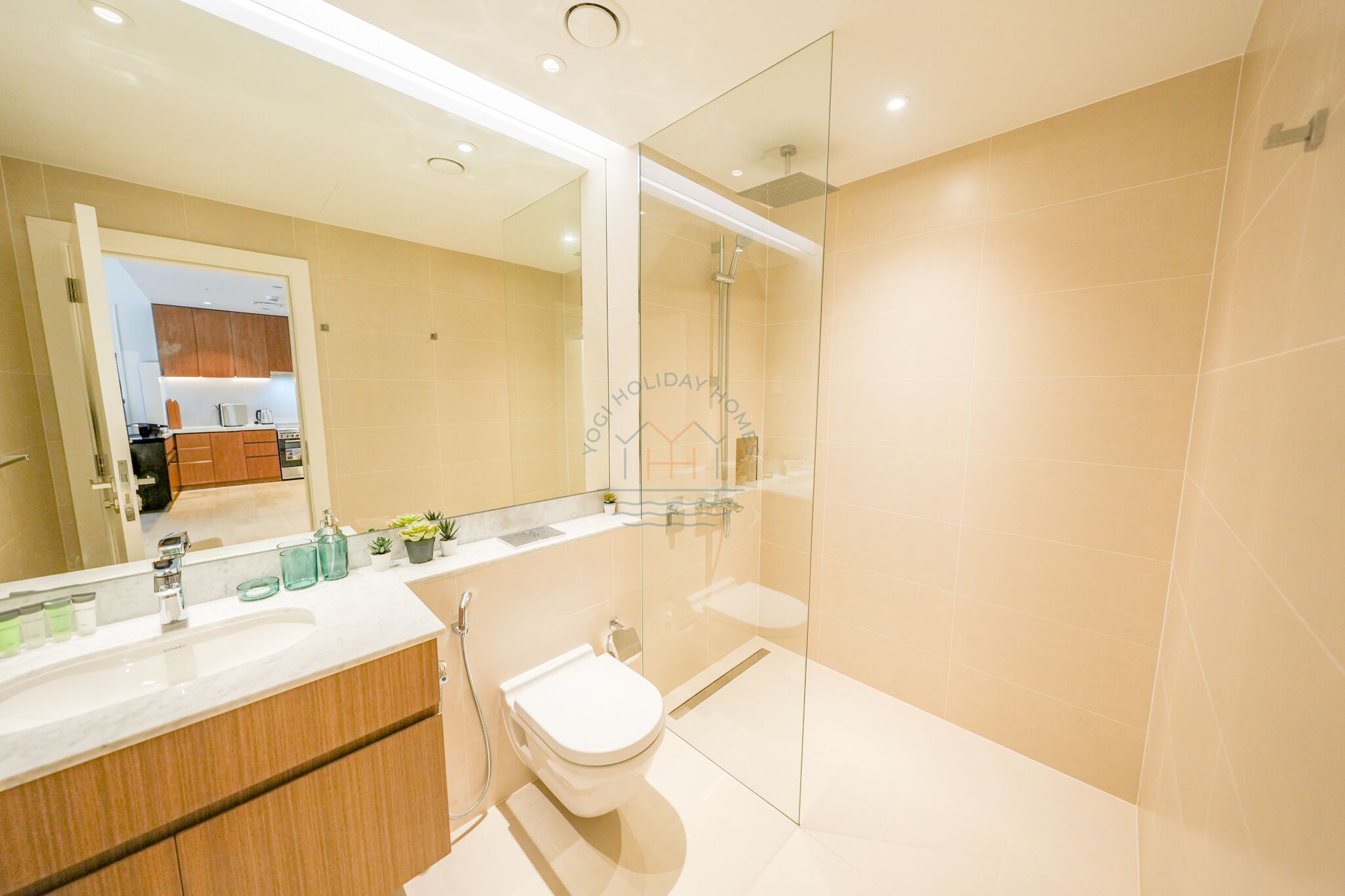 Apartamento luxo | Banheiro | Chuveiro, secador de cabelo, toalhas de banho, sabonete