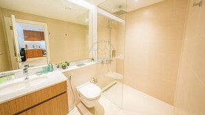 Apartamento Deluxe | Baño | Ducha, secador de pelo, toallas y jabón