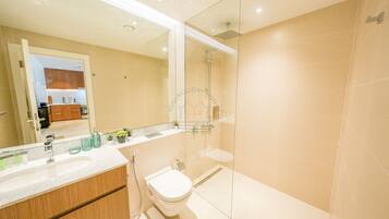 Apartamento luxo | Banheiro | Chuveiro, secador de cabelo, toalhas de banho, sabonete