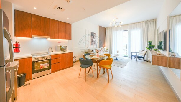 Apartamento Deluxe | Zona de estar | Smart TV de 65 pulgadas con canales por cable