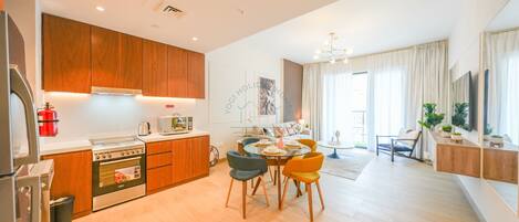 Departamento Deluxe | Área de sala de estar | Smart TV de 65 pulgadas con canales por cable