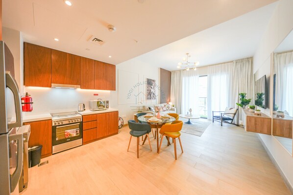 Deluxe Apartment | Living area | 65-inch Smart TV with cable channels - Yogi - Luxury Apartment With Sea View Close to the Beach (Dubai)