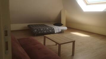 1 habitación, tabla de planchar con plancha, wifi y ropa de cama