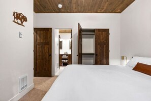 4 bedrooms, desk, iron/ironing board, travel cot