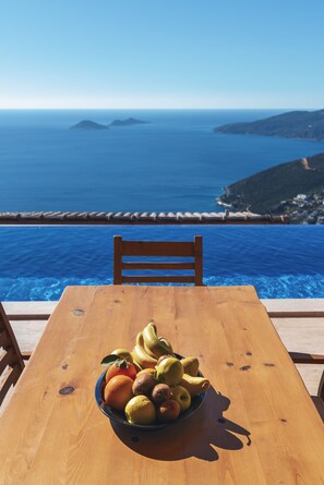 Outdoor dining - Villa with Nature View (Antalya)