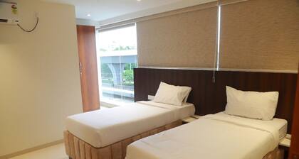 GRAND MANOR SUITES