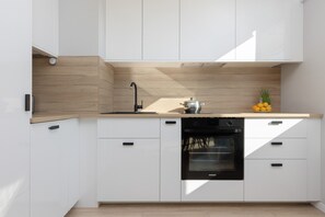 Een vaatwasser, kookgerei, borden en bestek