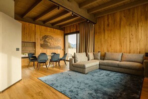 Habitació triple presidencial | Sala d'estar | Televisor intel·ligent 