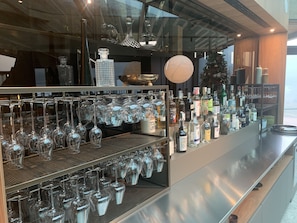 3 bars/lounges