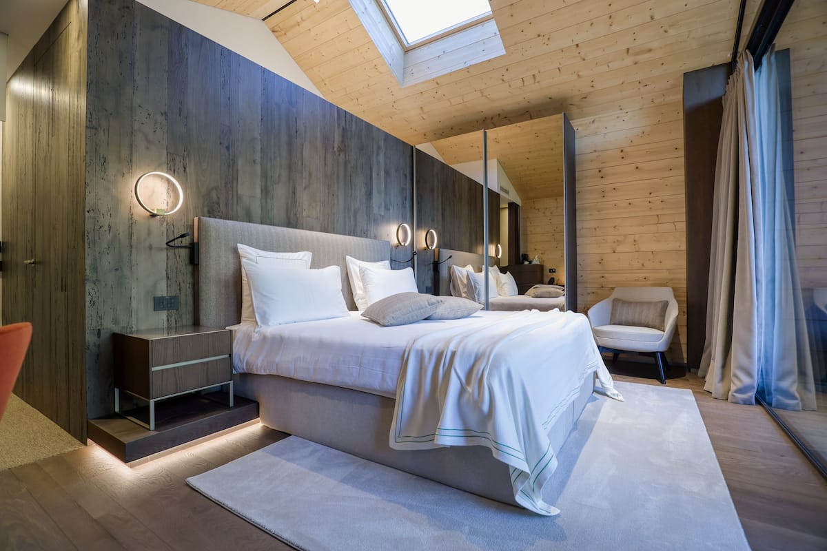 Donzen dekbedden, pillowtop-bedden, een minibar, een kluis op de kamer