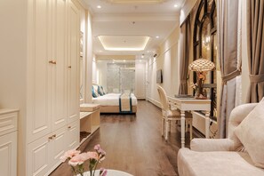 家庭客房 | 高級寢具、記憶床墊、客房內保險箱、書桌