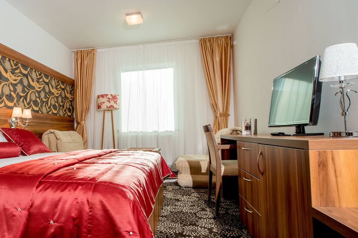 In-room safe, desk, laptop workspace, soundproofing