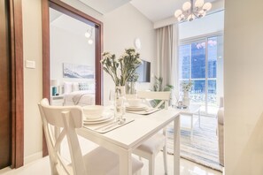 Dining - Contemporary 1BR at Vera Tower Business Bay by Deluxe Holiday Homes (Dubai)