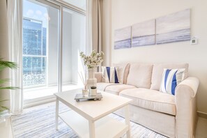 TV - Contemporary 1BR at Vera Tower Business Bay by Deluxe Holiday Homes (Dubai)