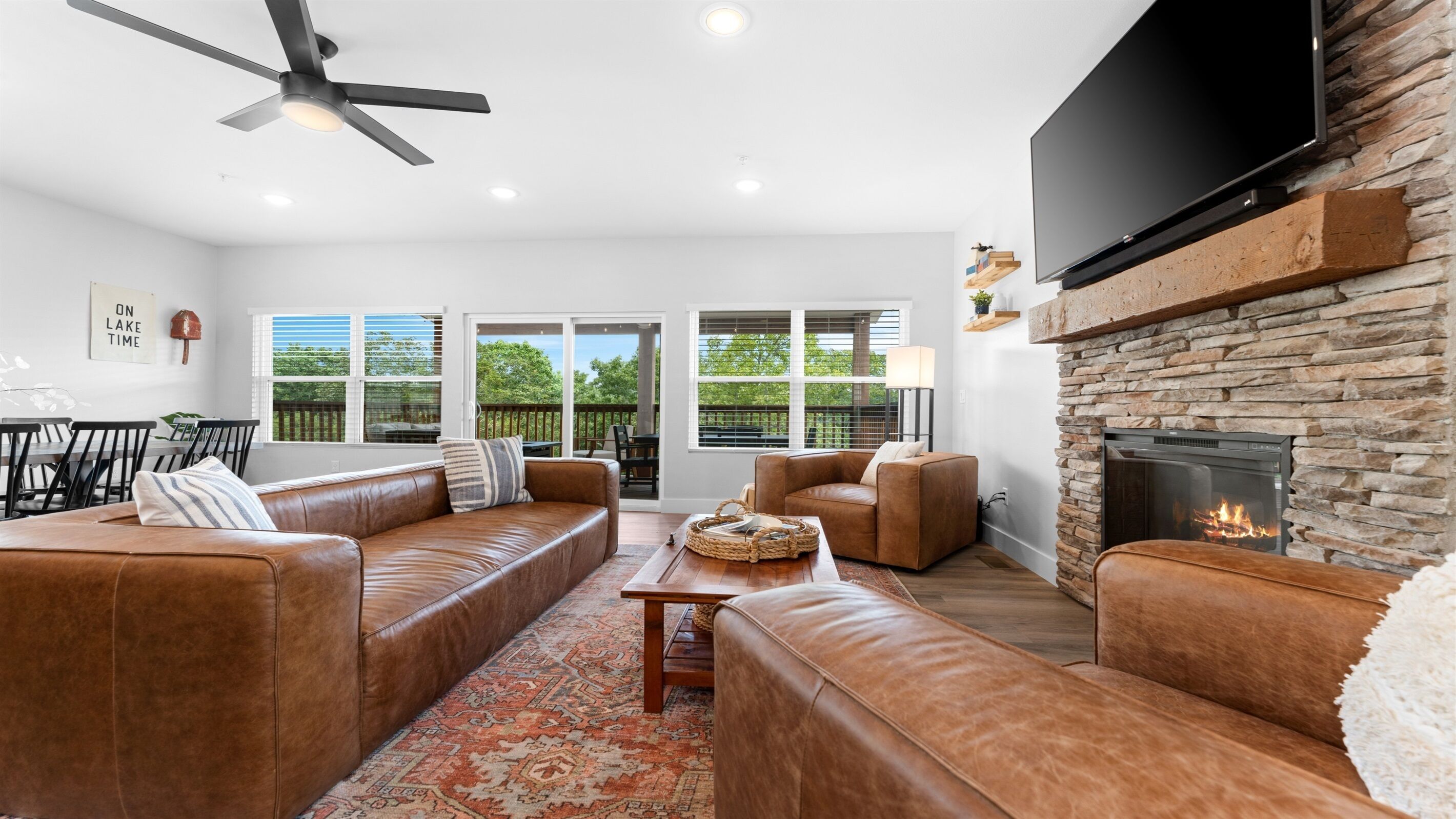 Smart TV, chimenea, videojuegos y futbolito 