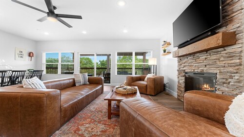 Next to SDC! Modern Lodge w/ Indoor Pool