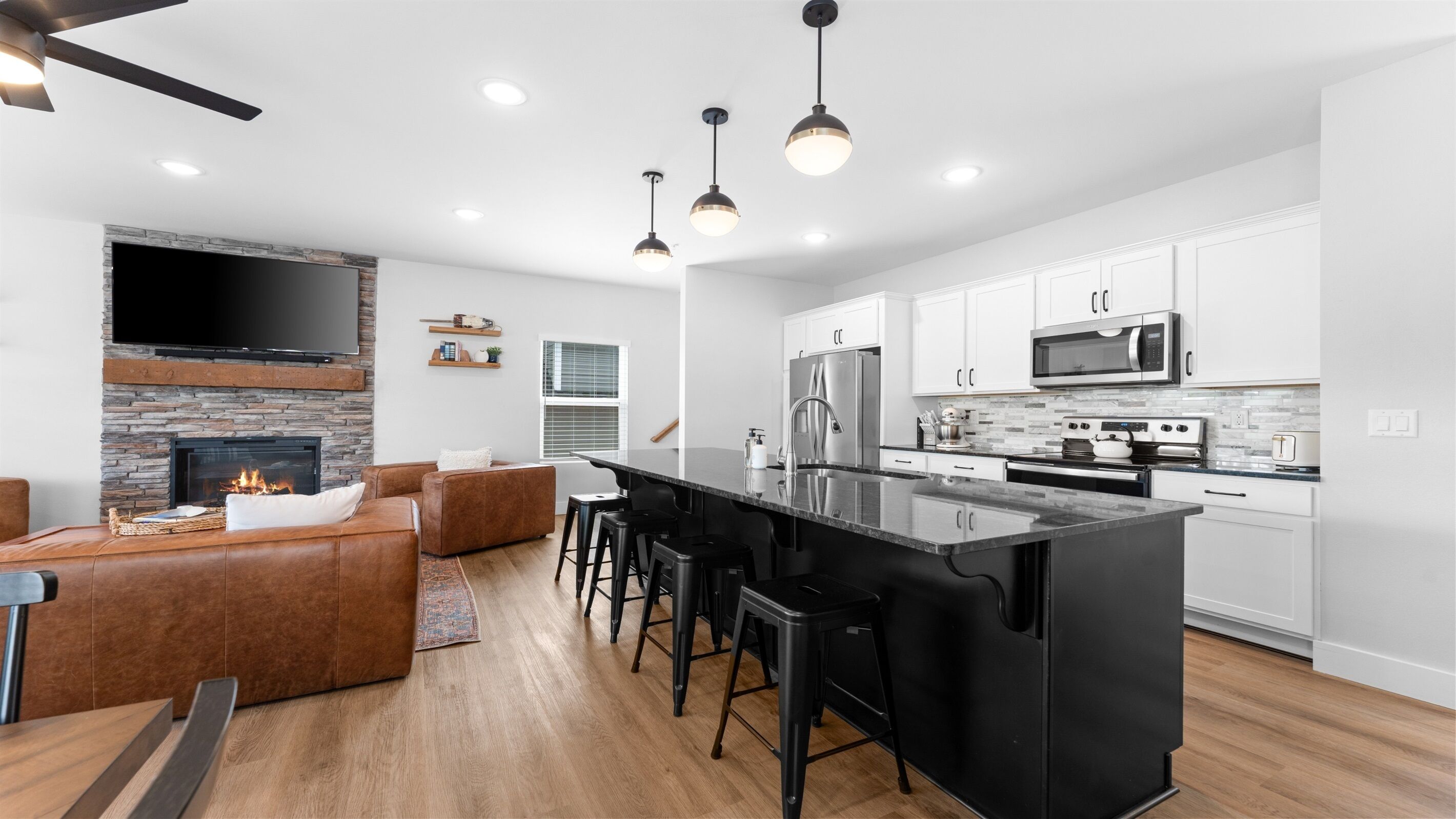 Refrigerador, microondas, horno y parrilla de estufa 