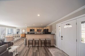 Mikrobølgeovn, ovn, kokeplater og oppvaskmaskin