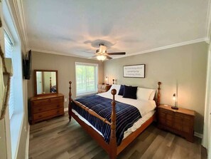 4 bedrooms, iron/ironing board, WiFi, bed sheets