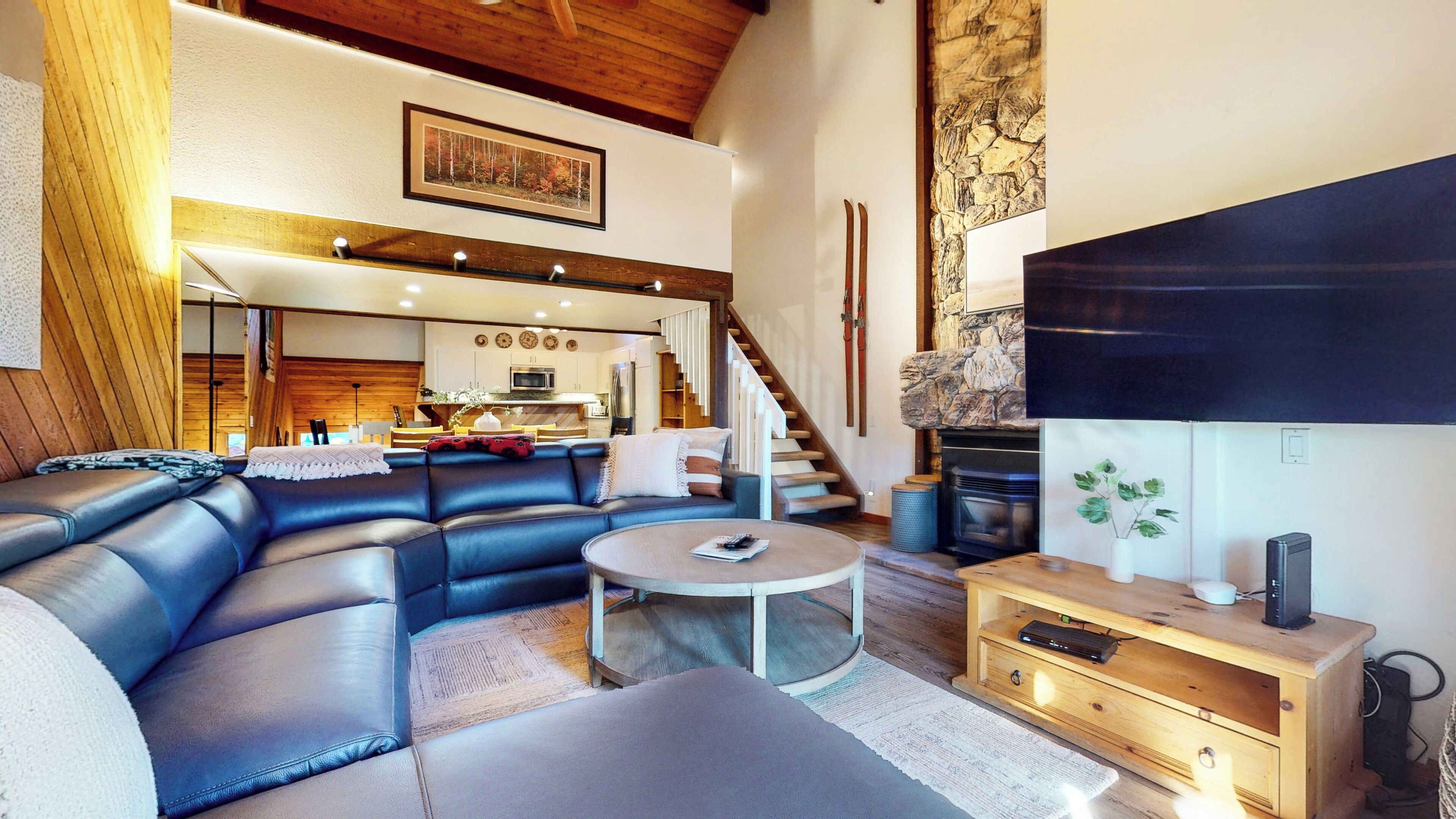 Een smart-tv en een open haard