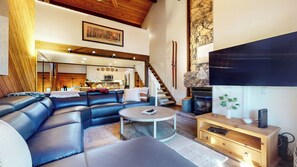 Smart TV y chimenea 