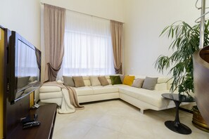 Casa Elite | Zona de estar | Televisión LED de 50 pulgadas con canales digitales