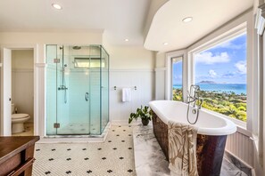 Bathtub, towels - Koohoo Place - Lanikai, Oahu. From here, you can see forever! NEW LISTING. (Kailua)