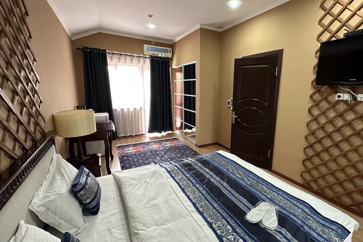 Minibar, desk, free WiFi, bed sheets