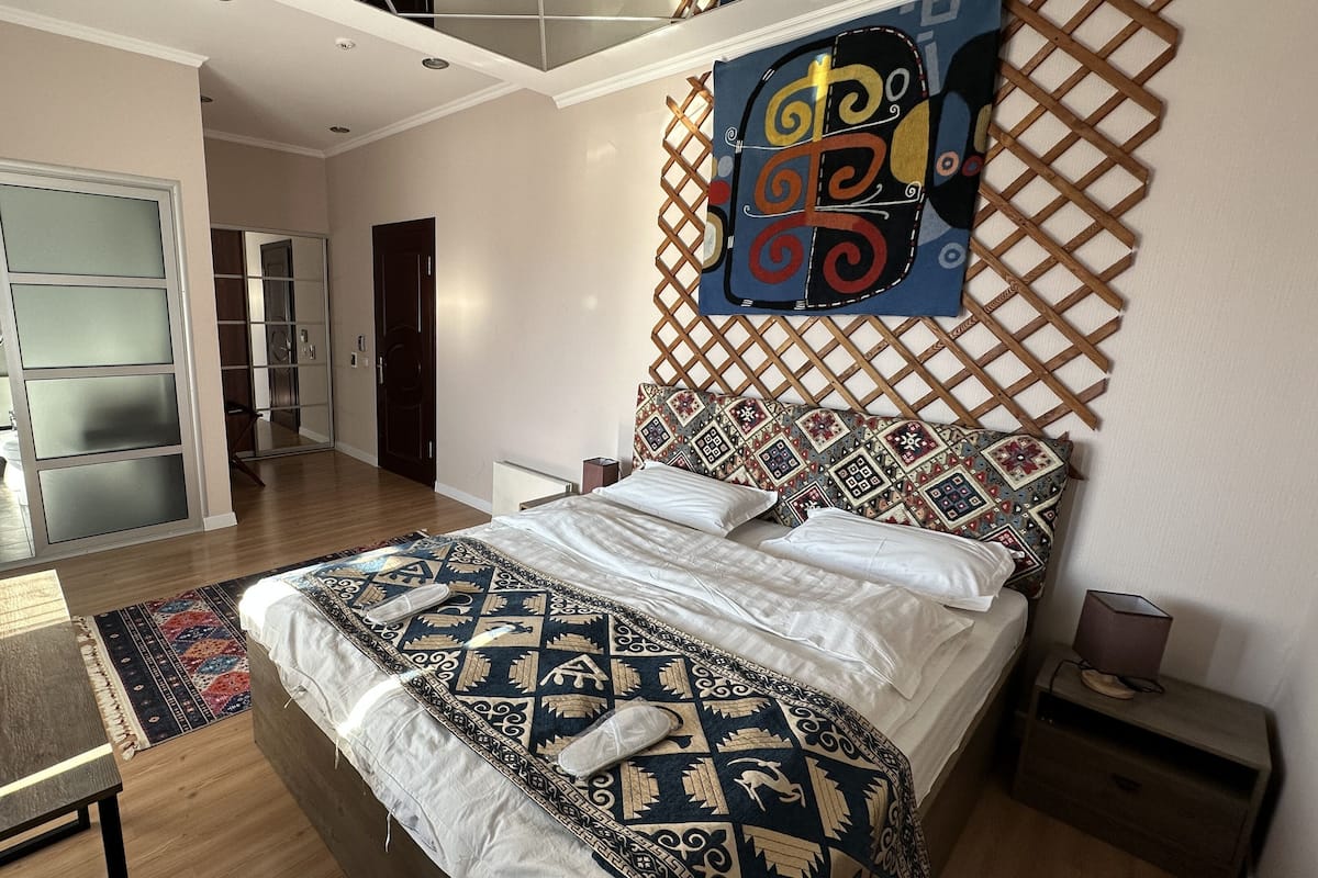 Minibar, desk, free WiFi, bed sheets