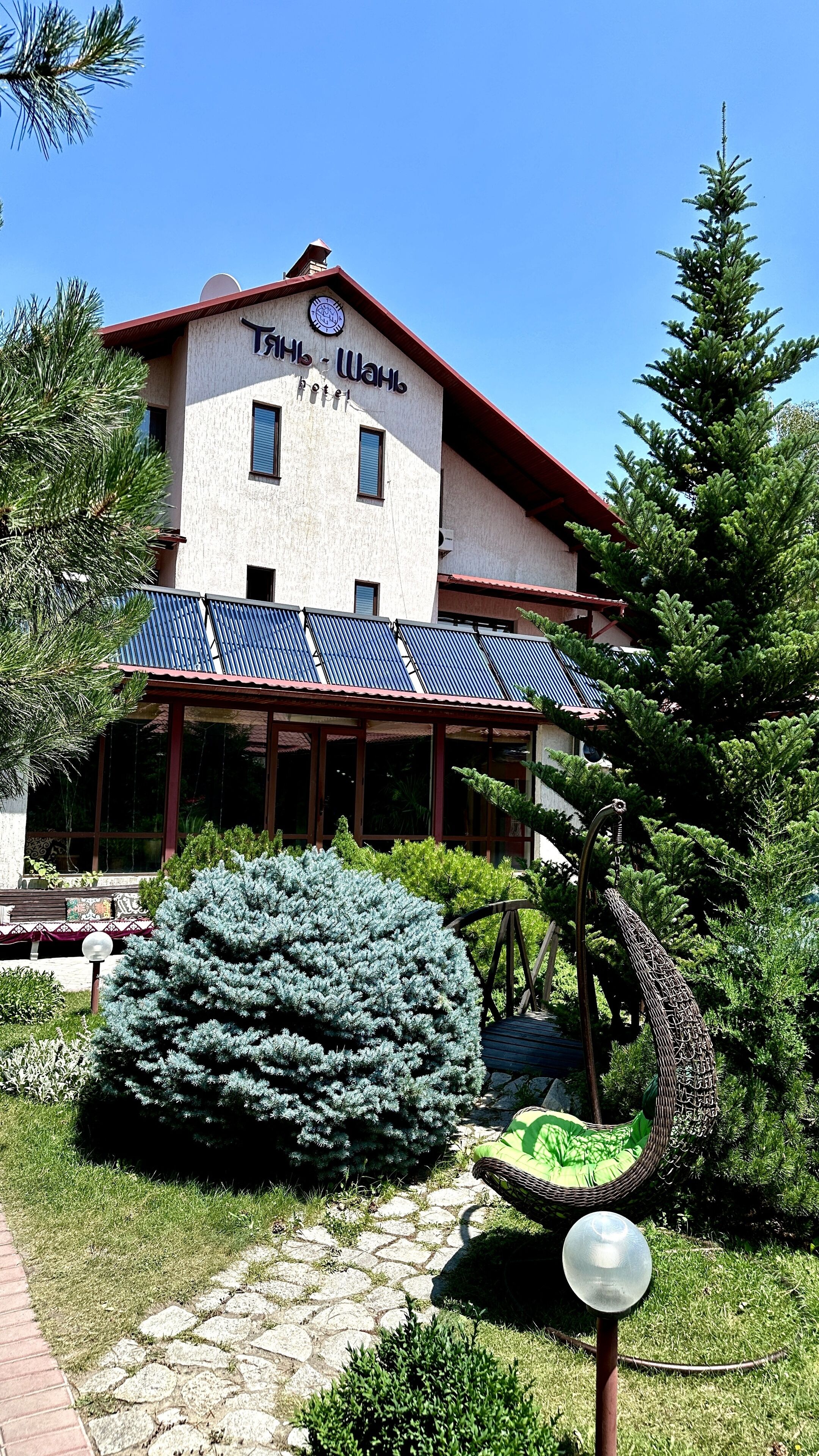 A hotel with a sign reading "Trilb - Wahn".