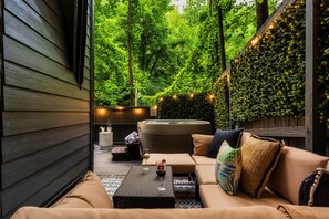 Terrace/patio - Escape to Cozy Mountain Seclusion with Hot Tub (Gatlinburg)