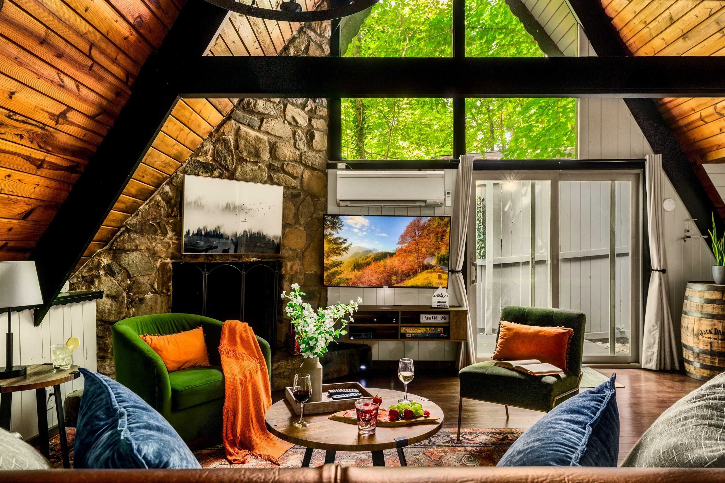 Een smart-tv en een open haard