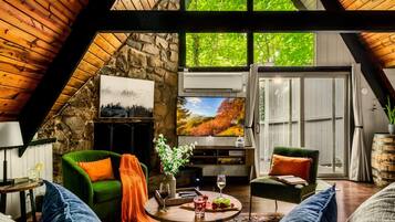 Een smart-tv en een open haard