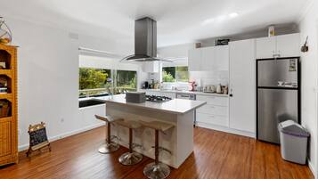 Kühlschrank, Mikrowelle, Ofen, Geschirrspüler