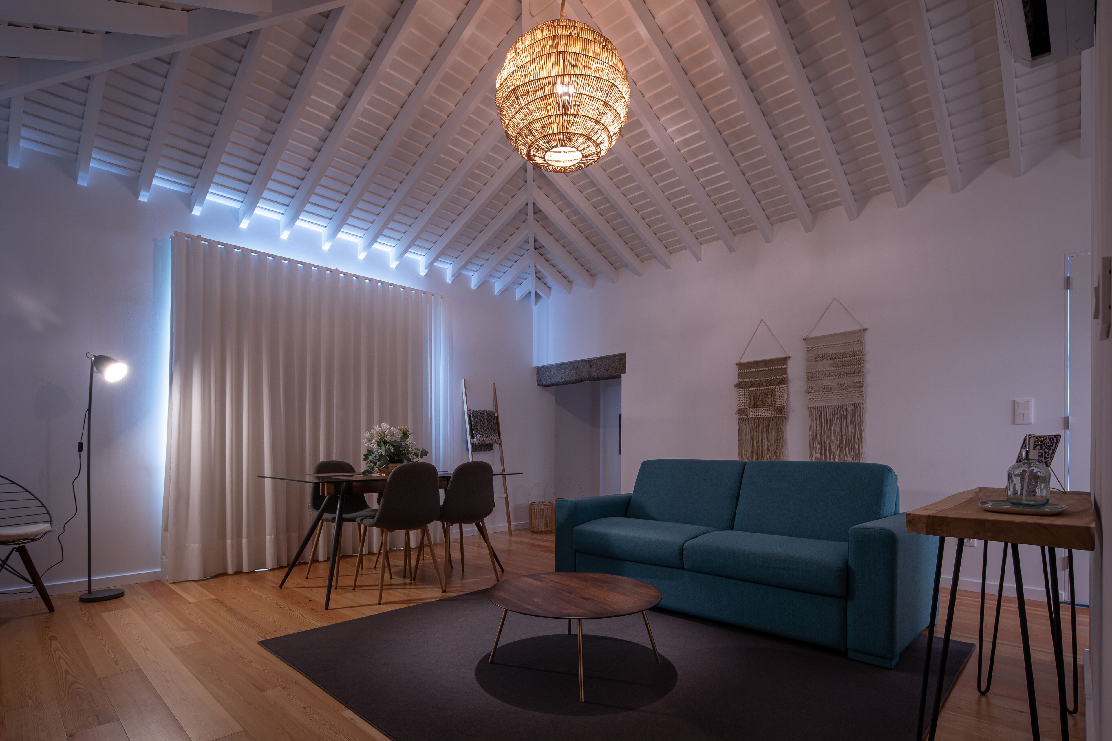 Premium-villa | Opholdsområde | 55-tommers smart-tv med kabelkanaler