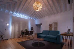 Villa Premium | Área de sala de estar | Smart TV de 55 pulgadas con canales por cable