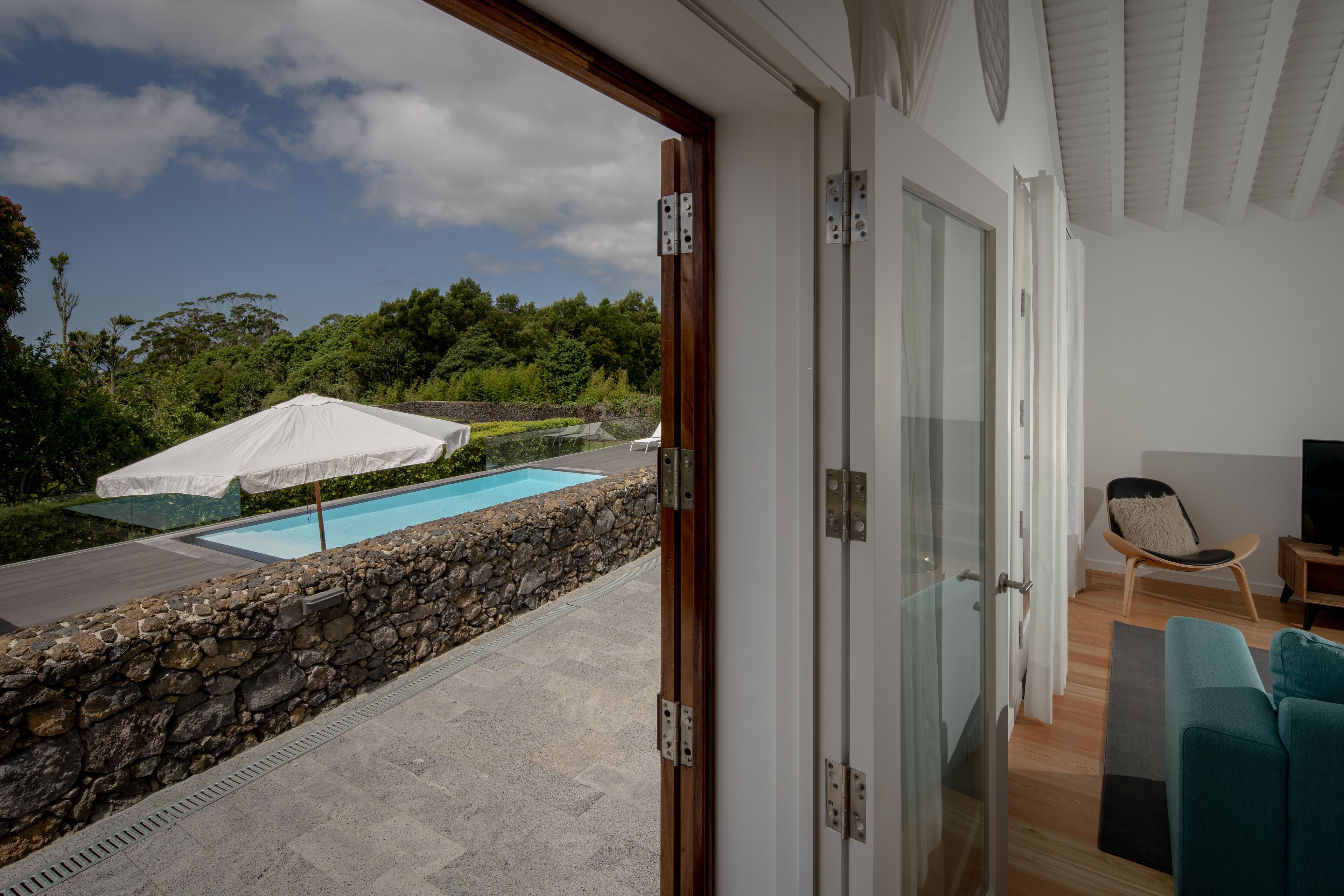 Deluxe-villa | Opholdsområde | 55-tommers smart-tv med kabelkanaler