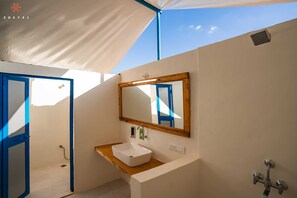 Shower, towels - Zostel Sam Desert (Jaisalmer) (Jaisalmer)