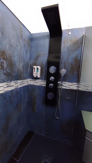 Hiustenkuivaaja, pyyhkeet, saippua, sampoo