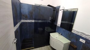 Sèche-cheveux, serviettes fournies, savon, shampoing