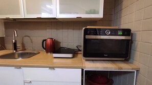 Jääkaappi, mikroaaltouuni, liesi, vedenkeitin