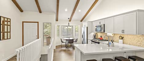 Een koelkast, een microgolfoven, een oven, een kookplaat