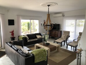 Smart TV, fireplace, DVD player, books - Beautiful Villa, seaview, pool, babypool, biggarden, Pentaque/Badminton/pingpong (Lagoa)