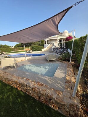 Utendørsbasseng og et oppvarmet basseng