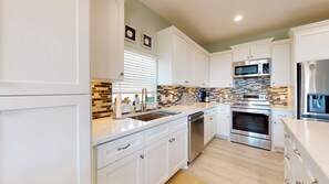 Refrigerador, microondas, horno y parrilla de estufa 