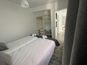 4 bedrooms, iron/ironing board, Internet, bed sheets - New Beach House near main street close PraiaGrande (Sintra)