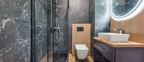 Ducha, secador de pelo, toallas
