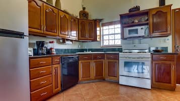 Geladeira, micro-ondas, cooktop, lava-louças